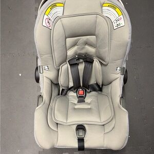 Deluxe Gray Infant Car Seat Nuna Pipa Gray With infant insert